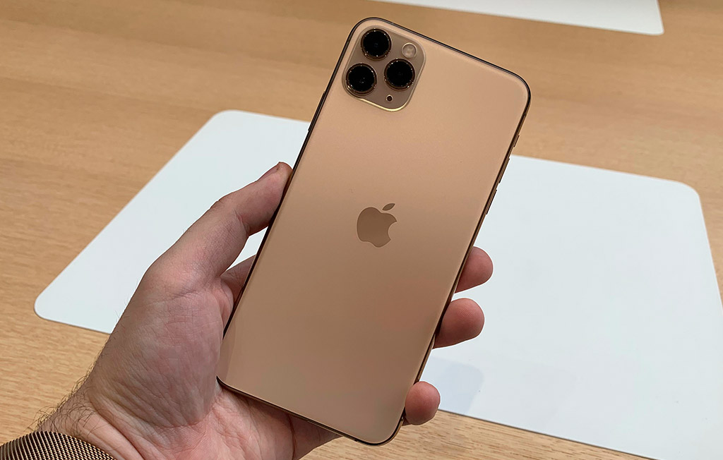 گوشی iphone 11 pro max رنگ کرم در دست از نمای پشت