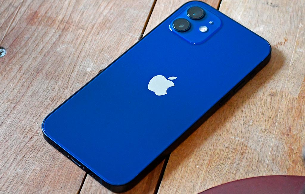 گوشی iphone 12 از نمای پشت روی میز رنگ آبی