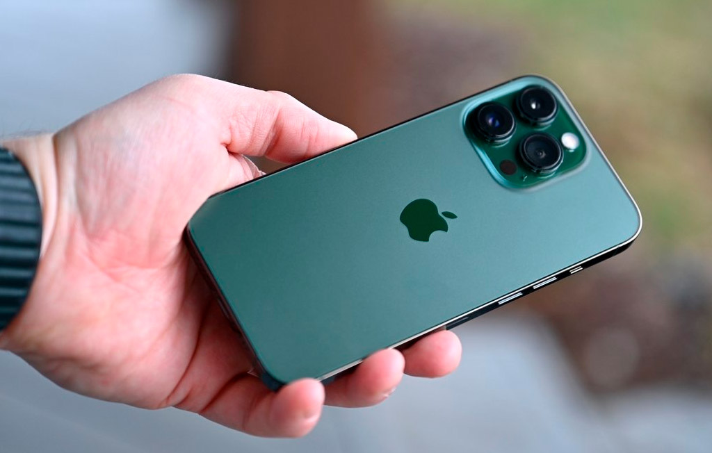 گوشی iphone 13 pro رنگ سبز در دست از نمای پشت