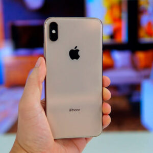 گوشی اپل (استوک) iphone xs با حافظه 256 GB رنگ طلایی در دست از نمای پشت